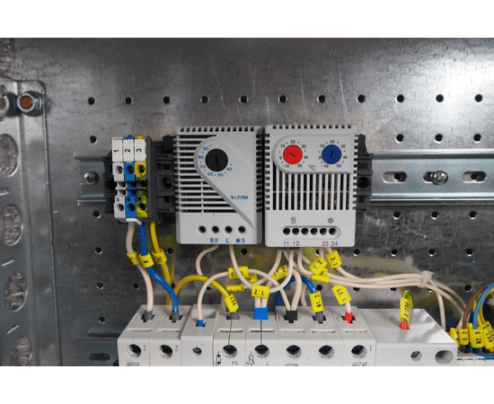  Шкаф коммутационный ЦМО ШТВ-Н-9.6.3-4ААА-Т1 настенный 9U 620x330мм пер.дв.вентил. задн.дв.стал.лист несъемн.бок.пан. 150кг серый 120град. 500мм IP55 